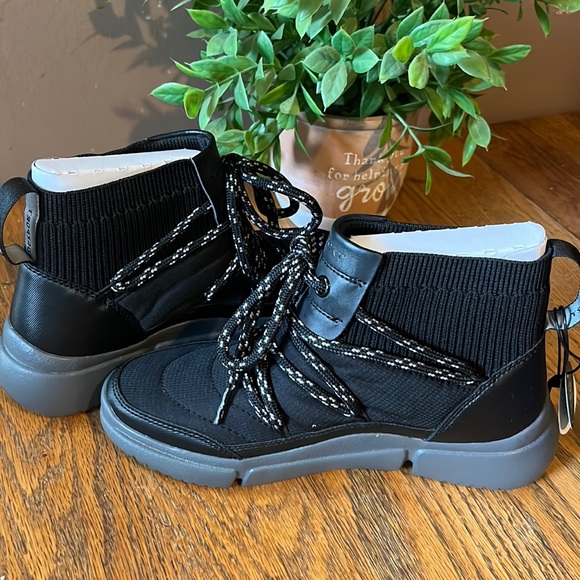 Rockport Shoes - Women’s or girls Sz 5.5 ROCKPORT  BOOTS. NWT AND BOX.